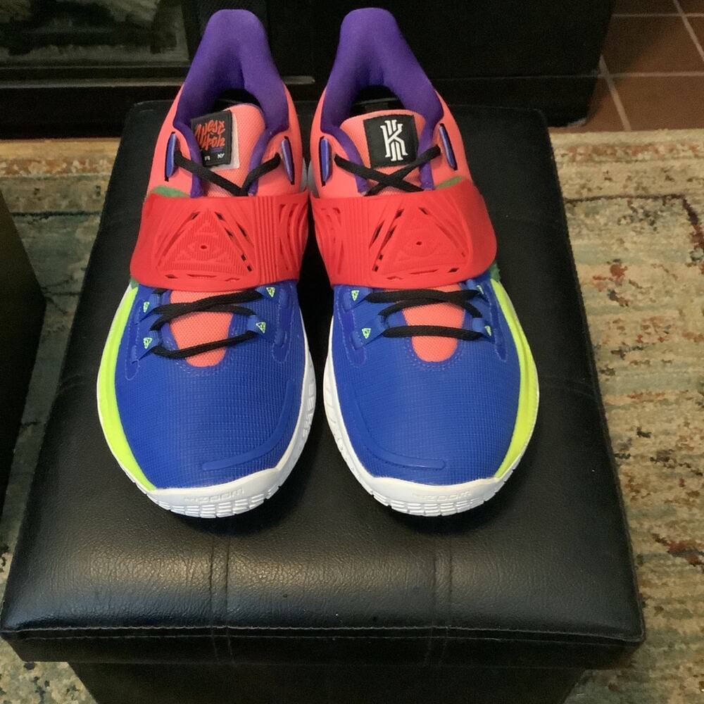 Nike Kyrie Low 3 NY vs NY Men size 10.5 or Women 12